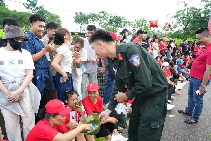 Chiến sĩ tập buổi cuối diễu binh: 'Chào thao trường những ngày nắng lửa, mưa dông' - Ảnh 10.