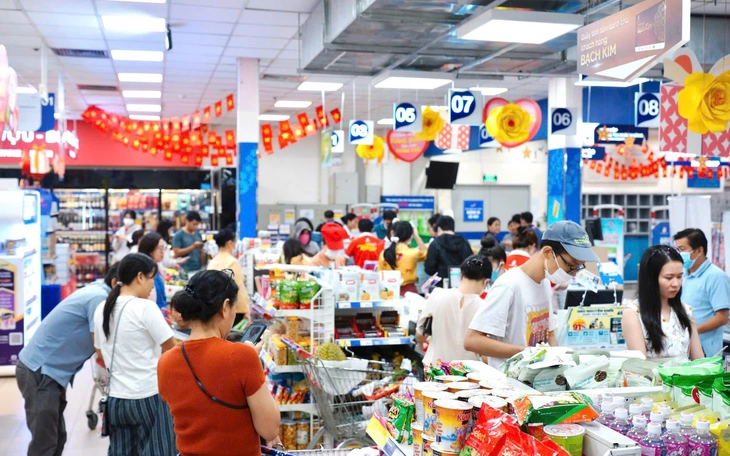 Trung thu 2025: xu hướng chọn bánh ít ngọt, siêu thị chiết khấu hấp dẫn - Ảnh 3.