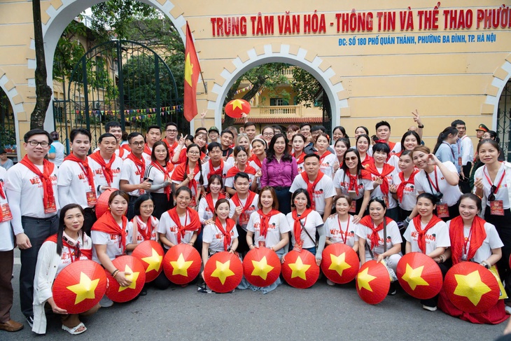 Cảm xúc vỡ òa khi kiều bào lần đầu diễu hành qua quảng trường Ba Đình lịch sử - Ảnh 2.