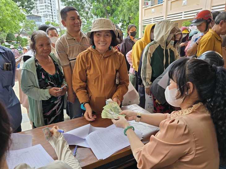 nhận quà - Ảnh 8.
