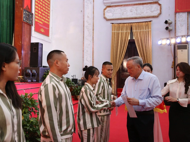 Phó thủ tướng nhắn nhủ phạm nhân đặc xá: "Hãy khép lại quá khứ tội lỗi, đừng bao giờ tái phạm" - Ảnh 2.