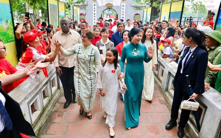 Phu nhân Ngô Phương Ly khắc ghi tình hữu nghị sắt son Việt - Lào tại Cố đô Hoa Lư - Ảnh 11.