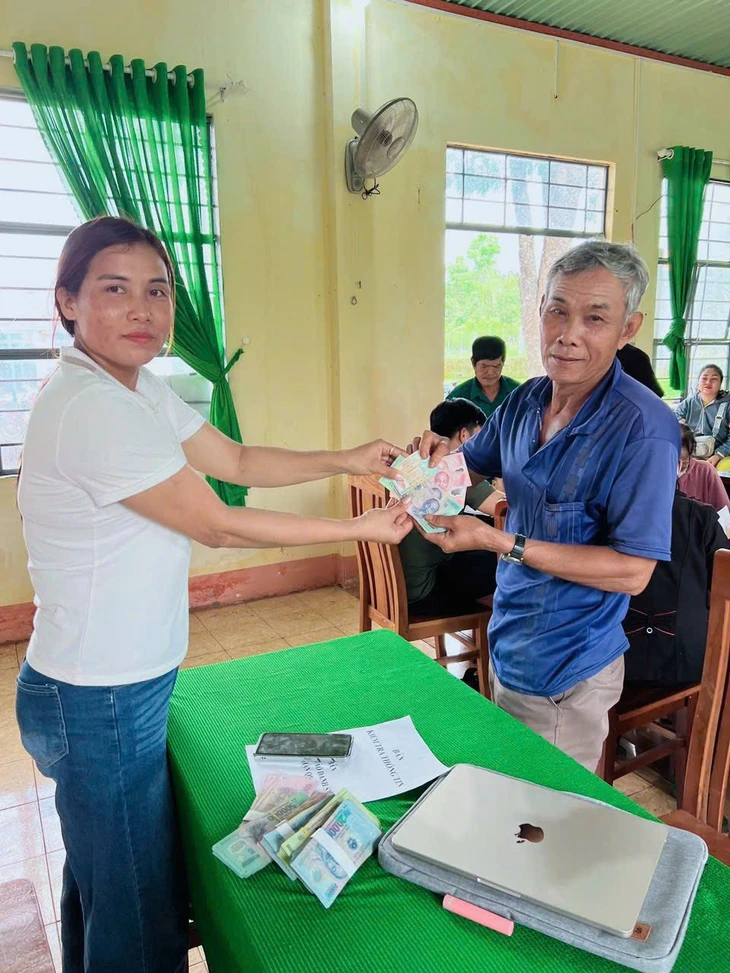 Cán bộ cơ sở ở Đồng Nai tiếp tục ‘đi từng ngõ, gõ từng nhà’ phát quà Quốc khánh cho dân - Ảnh 3.