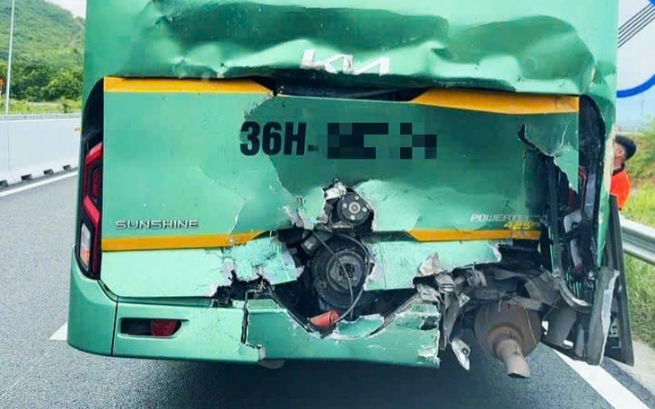 Xe chở thư báo biển số TP.HCM bốc cháy trên cao tốc Vân Phong - Nha Trang - Ảnh 2.