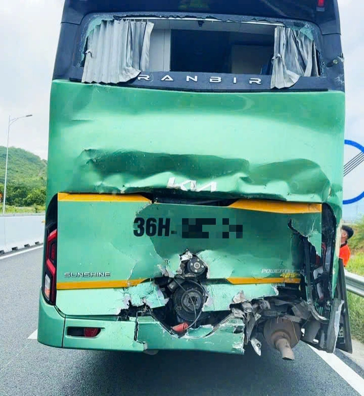 Không chú ý quan sát, xe tải tông vào đuôi xe khách trên cao tốc Vân Phong - Nha Trang - Ảnh 1. Xe tải tông đuôi xe khách trên cao tốc Vân Phong - Nha Trang - Ảnh 1.