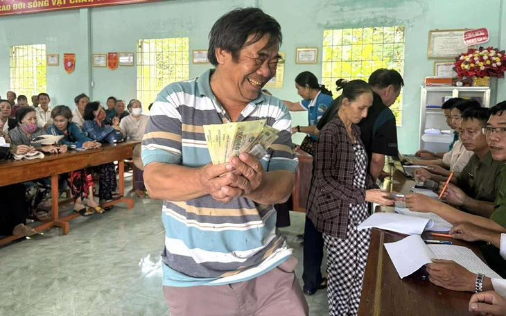 Cán bộ cơ sở ở Đồng Nai tiếp tục ‘đi từng ngõ, gõ từng nhà’ phát quà Quốc khánh cho dân - Ảnh 4.