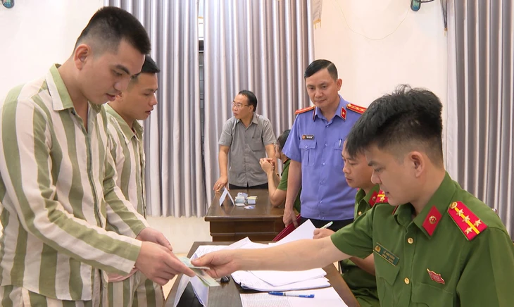 Công bố quyết định đặc xá cho 484 phạm nhân tại trại giam Thanh Cẩm, Thanh Phong - Ảnh 3.