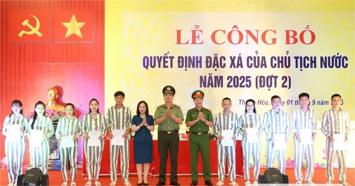 Công bố quyết định đặc xá cho 484 phạm nhân tại trại giam Thanh Cẩm, Thanh Phong - Ảnh 2.