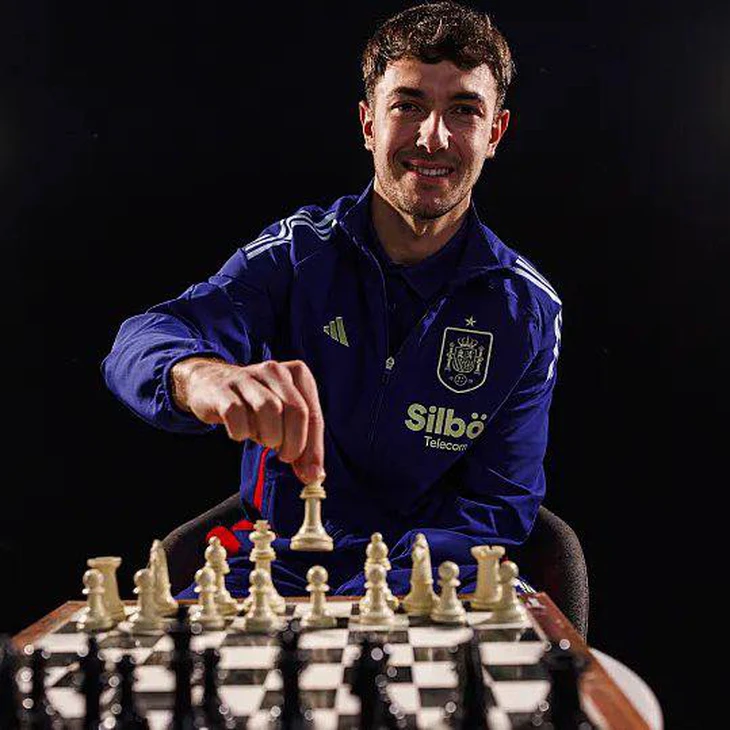 Vì sao nhiều ngôi sao và HLV ở Premier League mê cờ vua? - Ảnh 1.