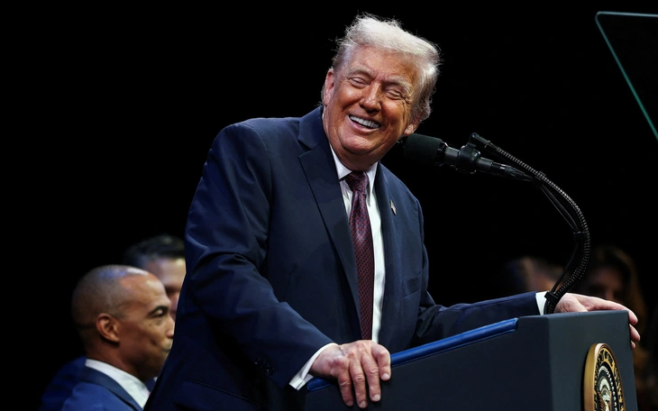 Tiếng reo hò ủng hộ và la ó phản đối vang lên ở Washington D.C khi ông Trump ghé thăm - Ảnh 2.