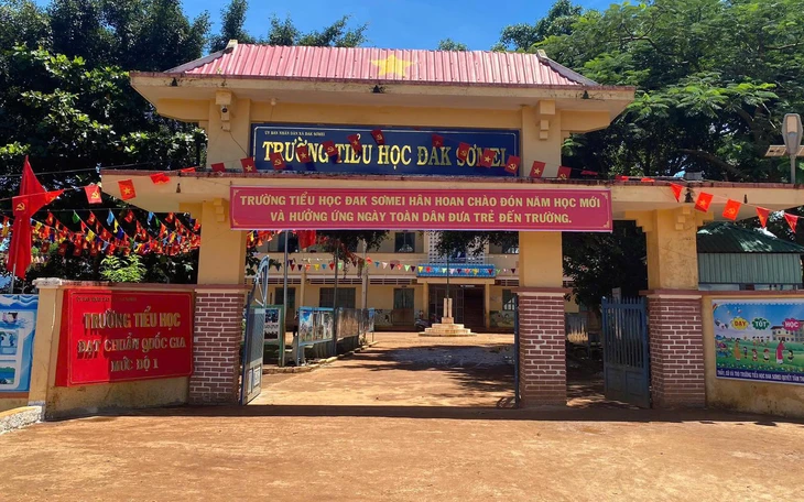 Thầy hiệu trưởng ngồi ăn sáng, nghe học sinh góp ý chuyện trường - Ảnh 2.