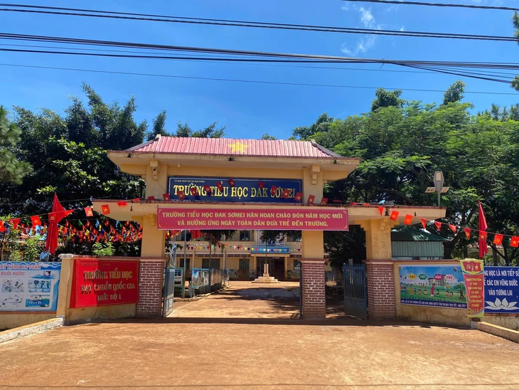 Học trò thiếu sách, thầy hiệu trưởng lên mạng 'xin' ngay 300 bộ- Ảnh 1. Học trò thiếu sách, thầy hiệu trưởng lên mạng 'xin' ngay 300 bộ- Ảnh 1.