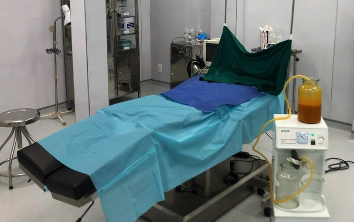  Giả danh bác sĩ điều trị bệnh về tóc, hai người phụ nữ ở TP.HCM bị khởi tố - Ảnh 3.