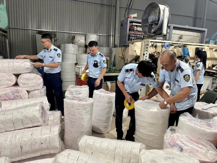 Bỉm, băng vệ sinh giả: Hiểm họa âm thầm đe dọa sức khỏe phụ nữ, trẻ em- Ảnh 1. Bỉm, băng vệ sinh giả: Hiểm họa âm thầm đe dọa sức khỏe phụ nữ, trẻ em- Ảnh 1.