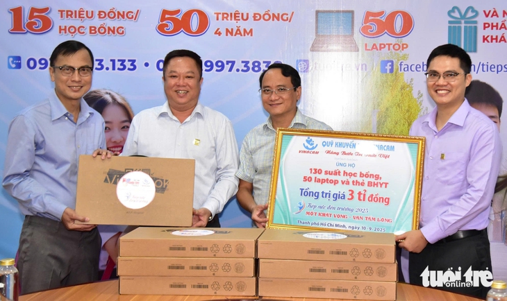 Công ty cổ phần Tập đoàn Vinacam ủng hộ Tiếp sức đến trường 3 tỉ đồng- Ảnh 2. tiếp sức đến trường - Ảnh 2.