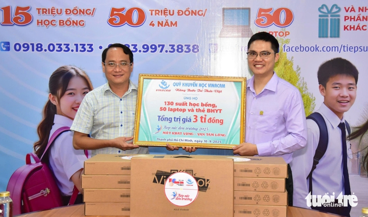 Công ty cổ phần Tập đoàn Vinacam ủng hộ Tiếp sức đến trường 3 tỉ đồng- Ảnh 1. tiếp sức đến trường - Ảnh 1.