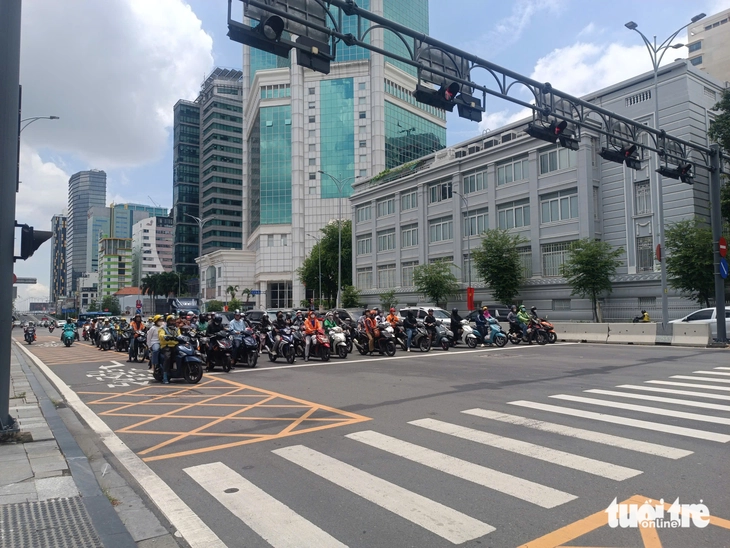 Xe máy dừng ở vạch 'mắt võng': Người rẽ phải kẹt, người đi bộ lo- Ảnh 2. mắt võng - Ảnh 3.