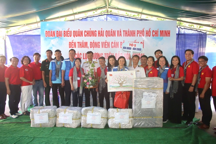 Ấm áp nghĩa tình với đảo xa Hòn Khoai, Hòn Chuối - Ảnh 1.