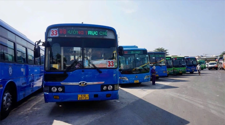 Khẩn cấp điều thêm xe buýt cho sinh viên Đại học Quốc gia TP.HCM sau điều chỉnh tuyến buýt 33 - Ảnh 1.