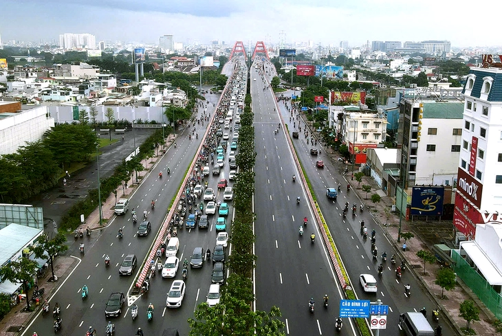 Đóng đường cầu Bình Lợi phải có kế hoạch, thông báo trước - Ảnh 1.