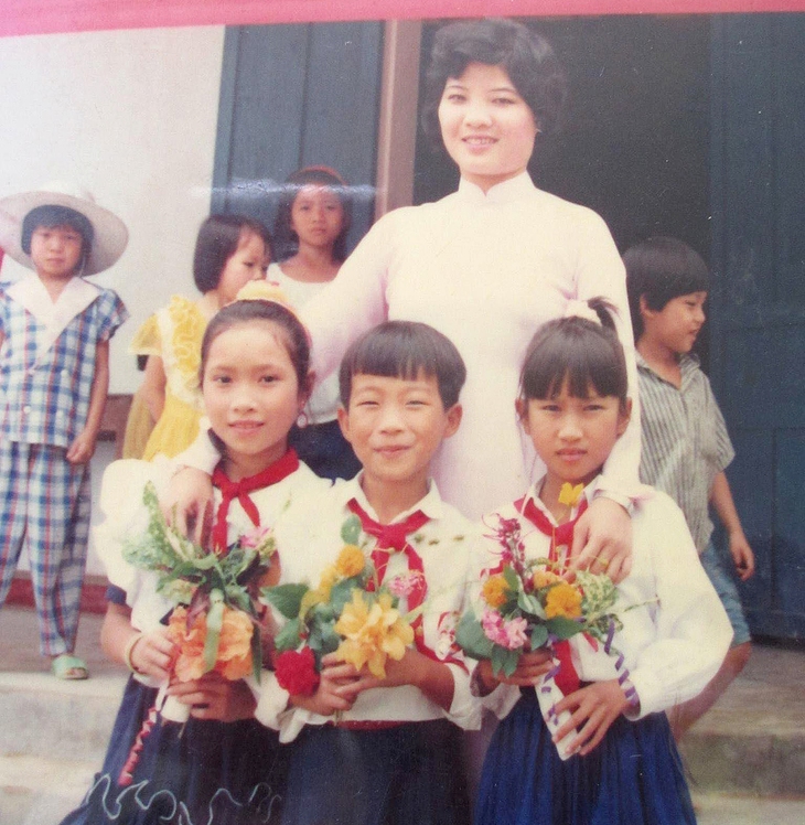 Những mùa tựu trường thương nhớ - Kỳ cuối: Cô giáo gieo mùa thương nhớ cho cậu trò nghèo - Ảnh 2. tựu trường - Ảnh 2.