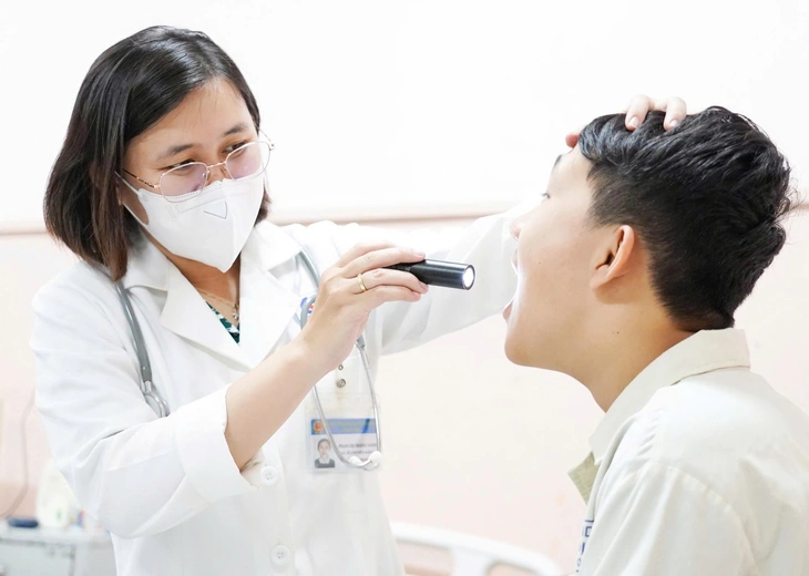 Bệnh hô hấp, tiêu hóa 'rình rập' học sinh những ngày đầu năm học- Ảnh 1. Bệnh hô hấp, tiêu hóa 'rình rập' học sinh đầu năm học mới - Ảnh 1.