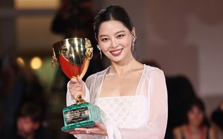 Chồng của ca sĩ hot nhất Trung Quốc lộ ảnh ngoại tình - Ảnh 5.