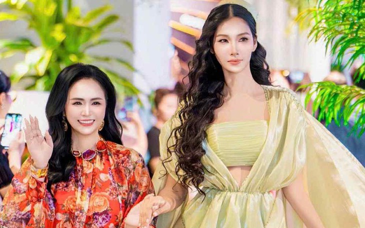 Á hậu Hoàng Thùy dát vàng lên người, diễn thời trang ở Trung Quốc - Ảnh 13.