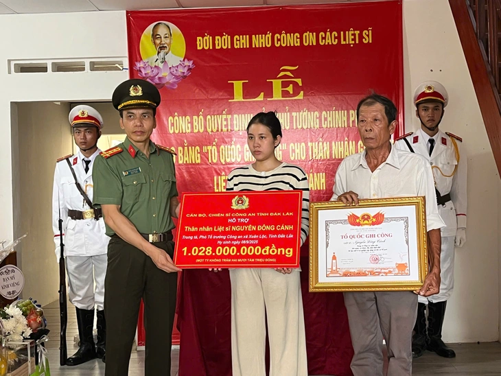 Trao bằng Tổ quốc ghi công cho liệt sĩ Nguyễn Đông Cánh - Ảnh 1.