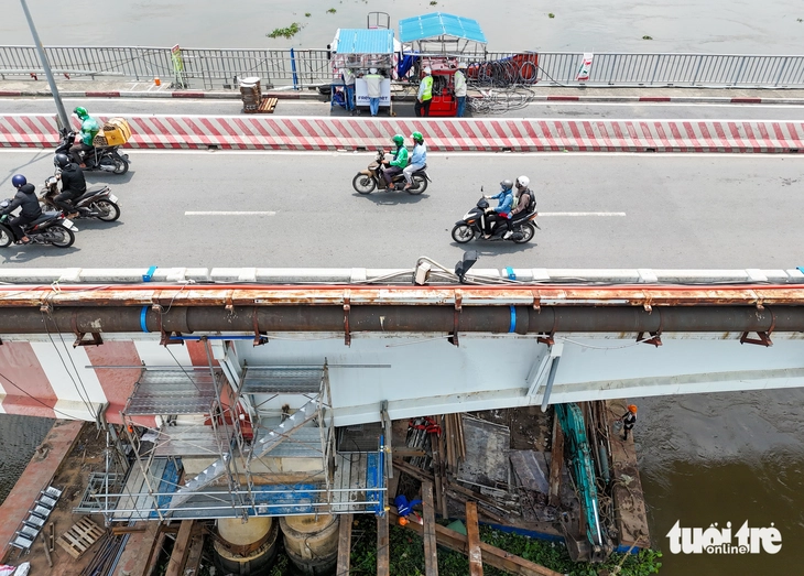 Xe máy vẫn chạy phà phà qua cầu khi 'thần đèn' hô biến nhịp cầu Bình Triệu 1 lên 25-30cm  - Ảnh 9.