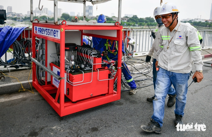Xe máy vẫn chạy phà phà qua cầu khi 'thần đèn' hô biến nhịp cầu Bình Triệu 1 lên 25-30cm  - Ảnh 11.