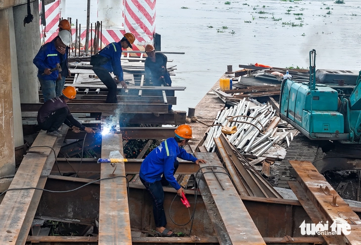 Xe máy vẫn chạy phà phà qua cầu khi 'thần đèn' hô biến nhịp cầu Bình Triệu 1 lên 25-30cm  - Ảnh 14.