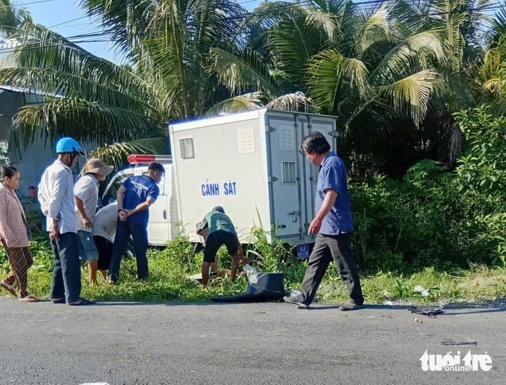 Va chạm với xe chở phạm nhân, người phụ nữ chết tại chỗ - Ảnh 1.