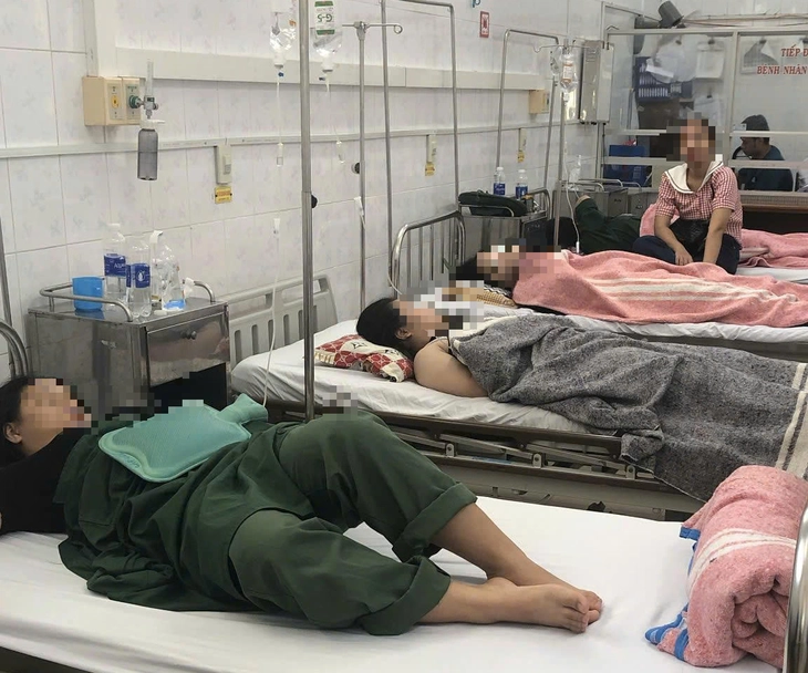 Nhiều sinh viên nhập viện sau bữa ăn sáng ở trung tâm giáo dục quốc phòng - Ảnh 1.