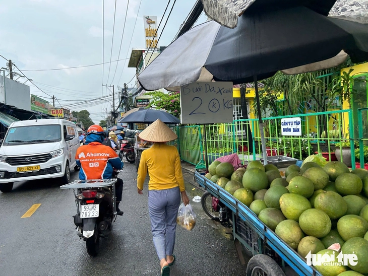 Giết mổ gà xong đổ nước ra vỉa hè, tràn xuống đường mua bán: Cơ quan chức năng nói gì? - Ảnh 8.