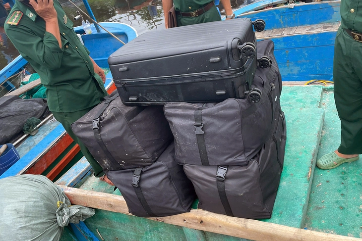 Thuyền trưởng vớt vali trên biển TP.HCM, bất ngờ phát hiện hơn 81kg cần sa - Ảnh 1.