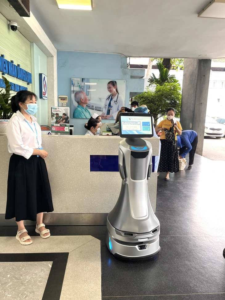 Robot tiếp tân hướng dẫn người bệnh ở Bệnh viện Nhân dân Gia Định - Ảnh 1.