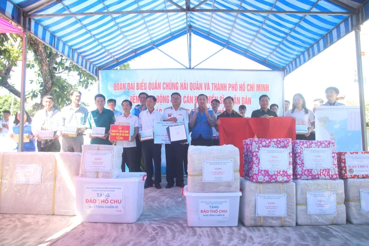 Đoàn đại biểu TP.HCM thăm, tặng quà tại đảo Thổ Chu - Ảnh 3.