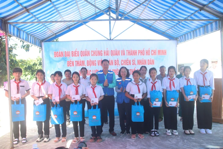 Đoàn đại biểu TP.HCM thăm, tặng quà tại đảo Thổ Chu - Ảnh 2.