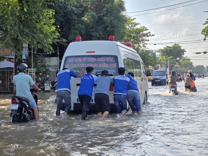 Bến Ninh Kiều thành 'sông' trong triều cường - Ảnh 1.
