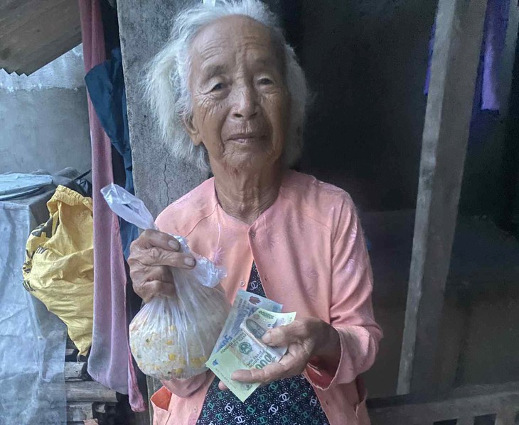 Nhận quà Quốc khánh 100.000 đồng của Chính phủ, về chia cho người lâm cảnh ngặt nghèo - Ảnh 1.
