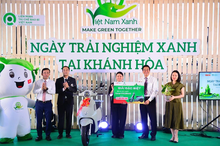 Nữ sinh đại học Nha Trang trúng thưởng xe điện Vinfast tại Ngày Trải nghiệm xanh - Ảnh 1. Vinfast - Ảnh 1.