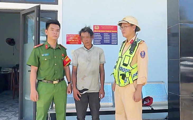 Người đàn ông đạp xe lạc vào cao tốc được CSGT giúp đỡ - Ảnh 1.