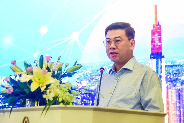 Để ngành dịch vụ bứt phá, TP.HCM cần học hỏi Singapore, Thượng Hải - Ảnh 1.