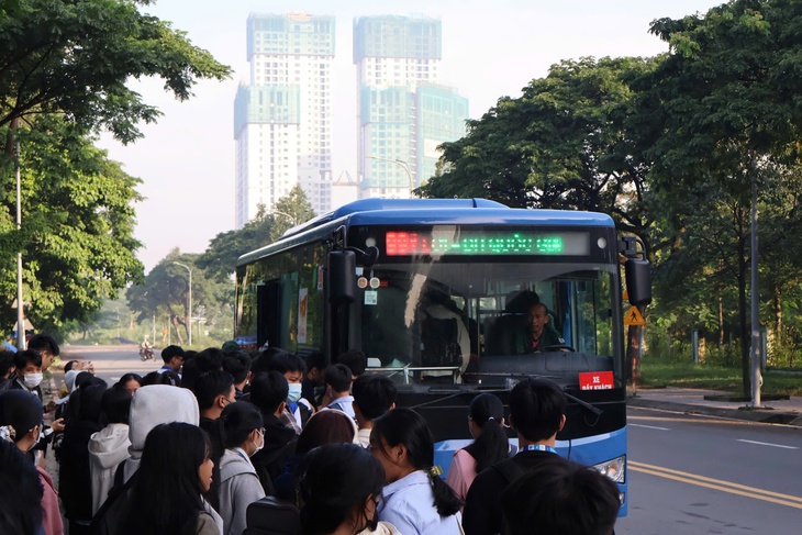 Xe buýt 33 rút lộ trình: TP.HCM điều xe giải tỏa, sinh viên đi lại dễ dàng hơn - Ảnh 1.