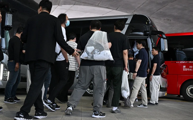 Mỹ bắt 81 người trong ngày đầu tiên của chiến dịch truy quét nhập cư ở thành phố Charlotte - Ảnh 2.