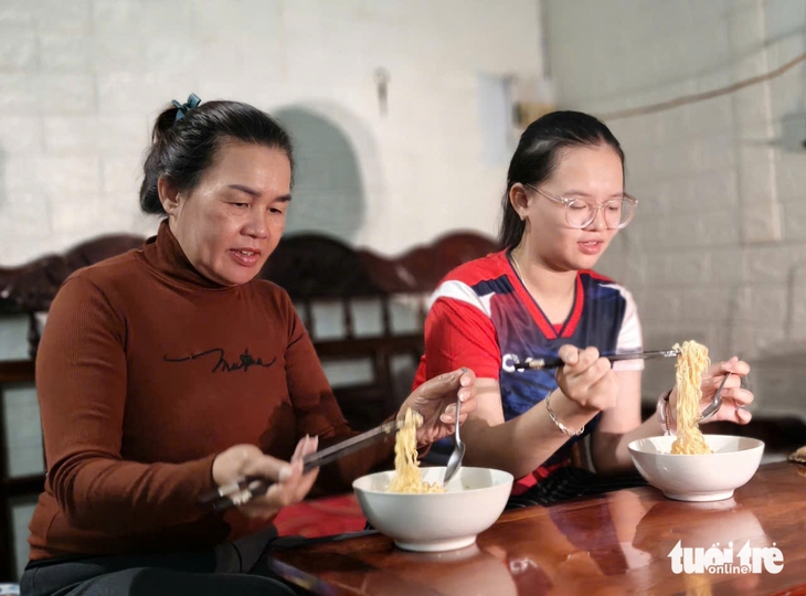 Nhờ ChatGPT, cô gái 18 năm ở trọ tìm ra học bổng Tiếp sức đến trường - Ảnh 3.