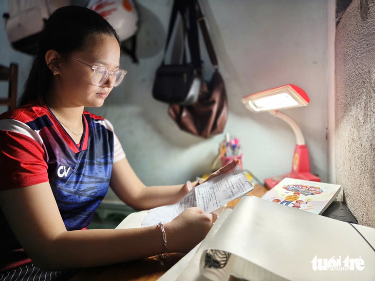Nhờ ChatGPT, cô gái 18 năm ở trọ tìm ra học bổng Tiếp sức đến trường - Ảnh 6.