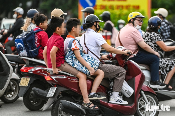 Một góc phố xử lý hàng chục vi phạm giao thông liên quan học sinh - Ảnh 1.