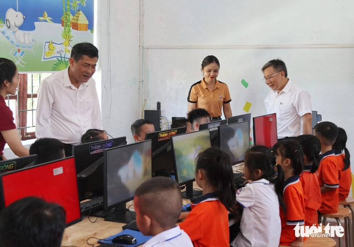 Học sinh tới lớp sau khi phụ huynh phản đối sáp nhập trường - Ảnh 1.